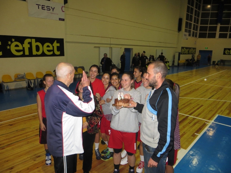 Георги Панов отпразнува 82-рия си рожден ден с победа на УНСС